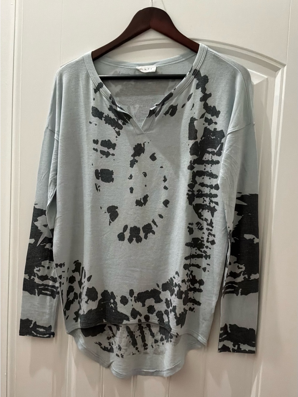 ENTi, Light Blue Long Sleeve V-Neck Tie-Dye Graphic T Shirt, Size Small